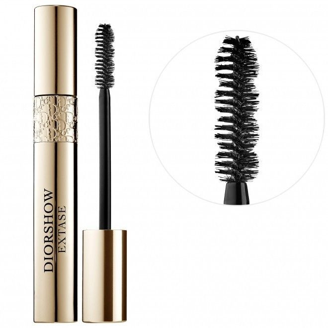 Cô ấy dùng dòng mascara Dior có bao bì màu gold khá cao cấp để chải mi.