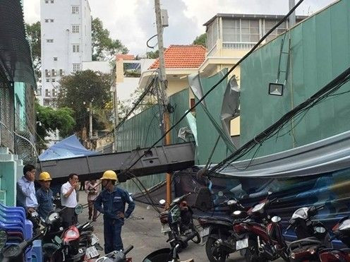 Sập cần cẩu, hàng chục trẻ mầm non ở Sài Gòn thoát chết Ảnh 2
