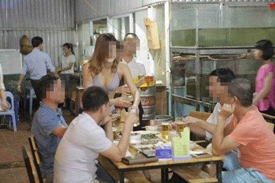 Xử phạt 40 triệu đồng vụ PG mặc bikini rót bia ở Hà Nội Ảnh 2