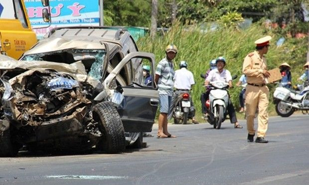 Xe 7 chỗ biển xanh bị tông bẹp rúm, 2 người bị thương nặng Ảnh 2