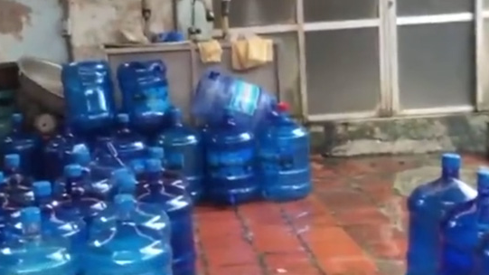 Clip: Kinh hoàng nước đóng chai sử dụng nguồn nước giếng khoan từ nghĩa địa Ảnh 2