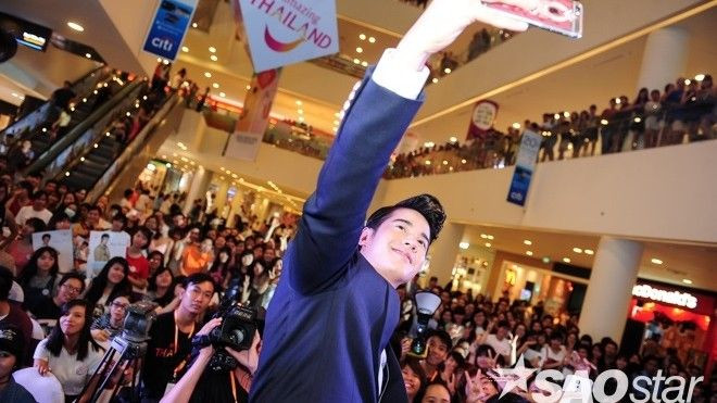 Hàng nghìn fan Việt xếp hàng để nhìn cận mặt Mario Maurer Ảnh 2