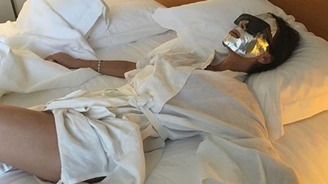 Vic khoe ảnh nằm trên gường đắp mặt nạ chống lão hóa Ảnh 2