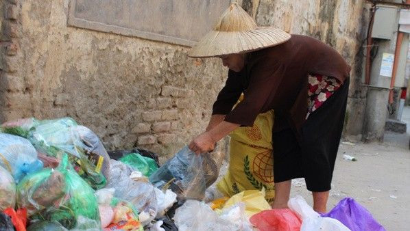 Bà cụ nhặt rác nuôi con tâm thần ở Hà Nội: Tôi nghỉ ngày nào cháu đói ngày đấy! Ảnh 2