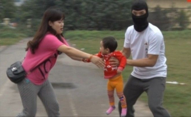 Cảnh báo nạn bắt cóc trẻ em trước mặt cha mẹ giữa ban ngày Ảnh 2