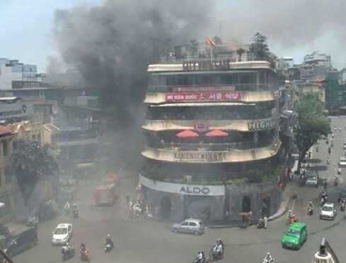 Cảnh sát bơm nước hồ Gươm dập đám cháy lớn trên phố Cầu Gỗ Ảnh 2