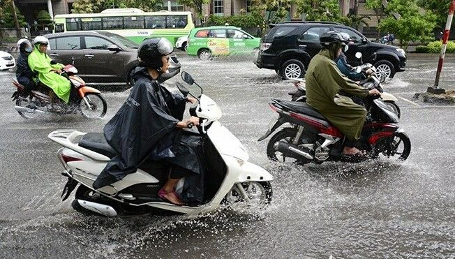 Đường phố Sài Gòn ngập nhẹ trong cơn mưa lớn đầu mùa Ảnh 2