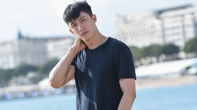 Hoàng Cảnh Du khoe vẻ lãng tử trên bãi biển Cannes Ảnh 2