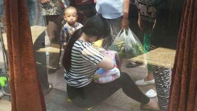 Cảm thương đứa bé khuyết tật bị bỏ rơi, người phụ nữ lạ tốc áo cho bé bú Ảnh 2