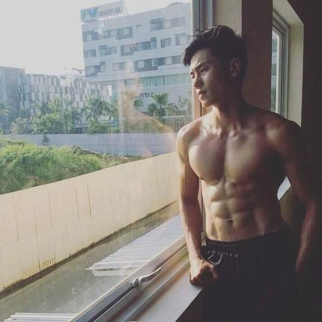 Theo Tiến, chế độ dinh dưỡng chiếm 70% thành công của một người tập gym, vì vậy, anh rất chú ý tới thực đơn hàng ngày. Mỗi ngày, 9X ăn khoảng 9 bữa, lựa chọn chủ yếu các thực phẩm giàu đạm như thịt, trứng, sữa và hoa quả.