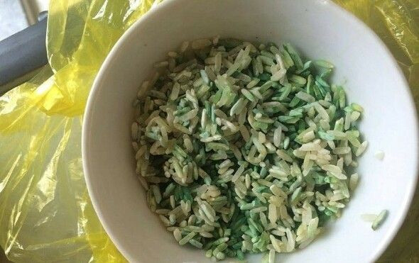 Tá hỏa phát hiện gạo chuyển màu xanh bốc mùi thối sau khi ngâm nước Ảnh 2