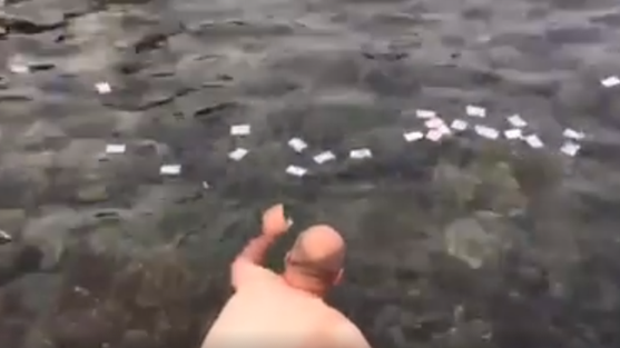 Chuyện ông Tây không biết bơi nhưng vẫn cố lội xuống Ghềnh Đá Đĩa để vớt rác Ảnh 2