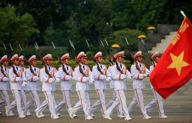 Xúc động thiêng liêng giây phút chào cờ Tổ quốc trước Lăng Bác Ảnh 2