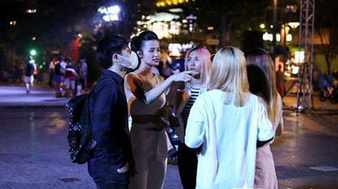 Đông Nhi, Ông Cao Thắng tập khuya cho 'gà cưng' Lip B trước ngày debut Ảnh 2