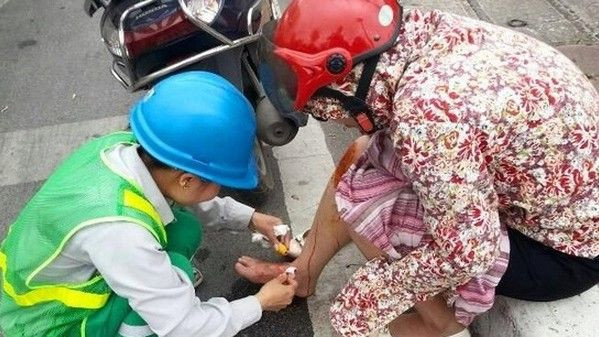 Hành động bất ngờ của chị công nhân vệ sinh trên phố Hà Nội Ảnh 2