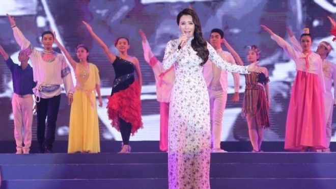 Hồ Quỳnh Hương diện áo dài biểu diễn kỷ niệm ngày sinh Bác Hồ Ảnh 2