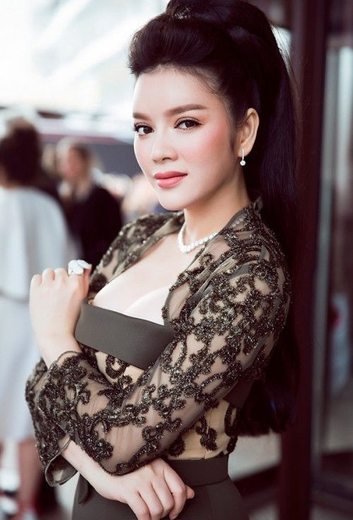 Sang trọng với môi màu nude.