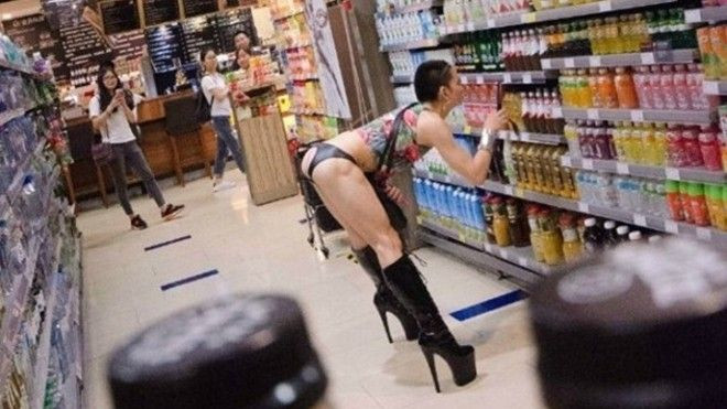 Choáng với ‘mỹ nam’ mặc quần lót thủng mông, đi cao gót tung tẩy khắp siêu thị Ảnh 2