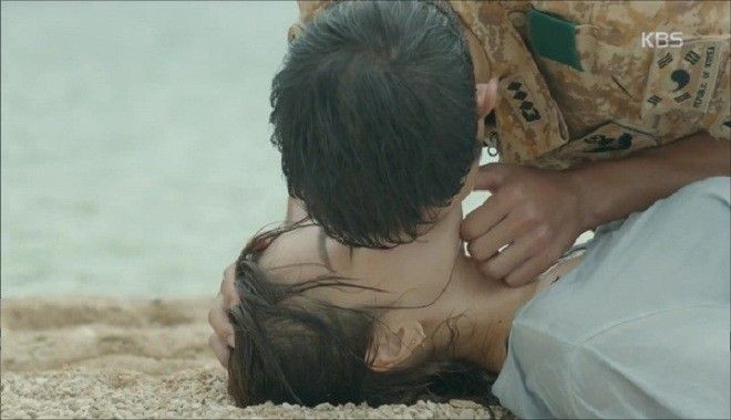 Nụ hôn “ bất đắc dĩ" trên bờ biển