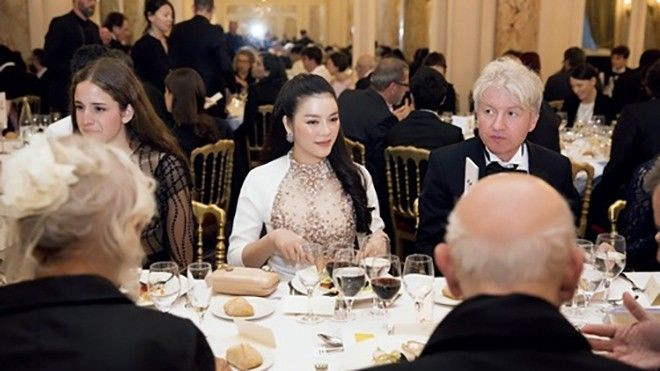 Hết thảm đỏ, Lý Nhã Kỳ vẫn kiêu sa ngồi bàn tiệc quyền lực nhất Cannes Ảnh 2