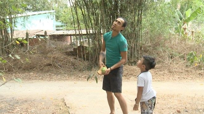 Không nhịn được cười trước pha ném ổi 'bá đạo' của hai bố con Phạm Anh Khoa Ảnh 2