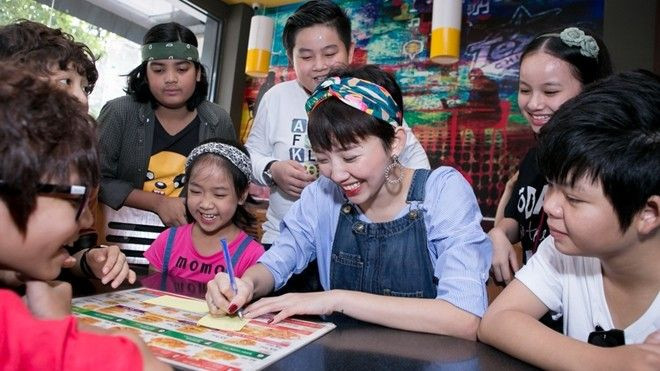 Tóc Tiên siêu đáng yêu khi vui chơi cùng các học trò nhỏ Ảnh 2