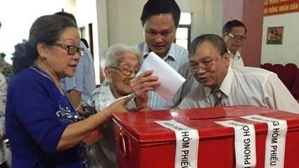 Cụ bà 101 tuổi minh mẫn đi bầu cử Ảnh 2