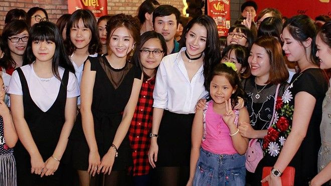 Chi Pu đẹp 'hút hồn' tại Hà Nội dù chỉ diện sơ mi trắng Ảnh 2