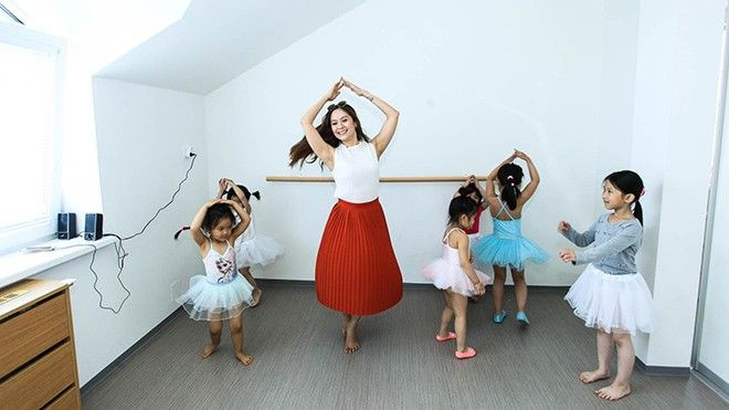 Thanh Thúy thích thú dạy múa cho trẻ em tại Czech Ảnh 2