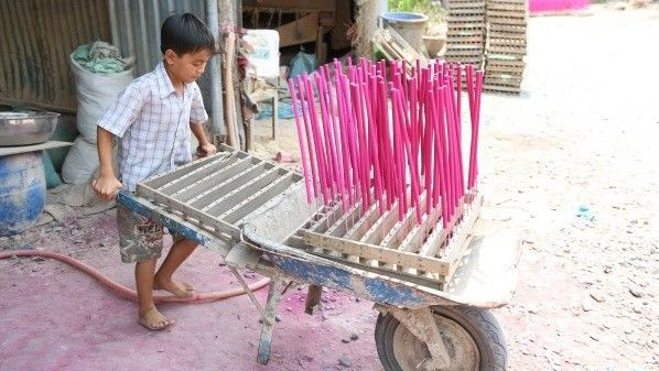 Cảm động nghị lực vượt khó của cậu bé 11 tuổi làm nhang ở Bình Dương Ảnh 2