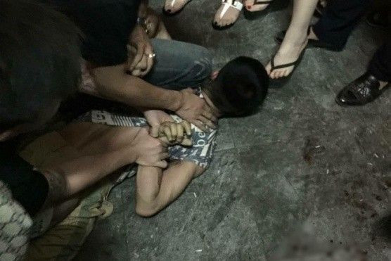 Nam thanh niên cầm dao chém bảo vệ tòa nhà Hàm Cá mập Ảnh 2