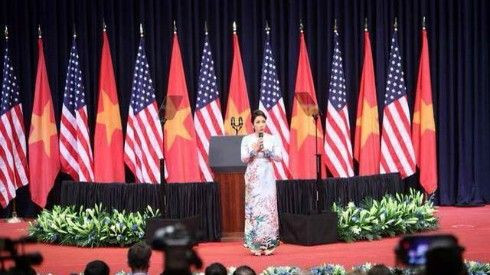 Mỹ Linh: 'Hát bằng cả trái tim chào đón Tổng thống Obama' Ảnh 2