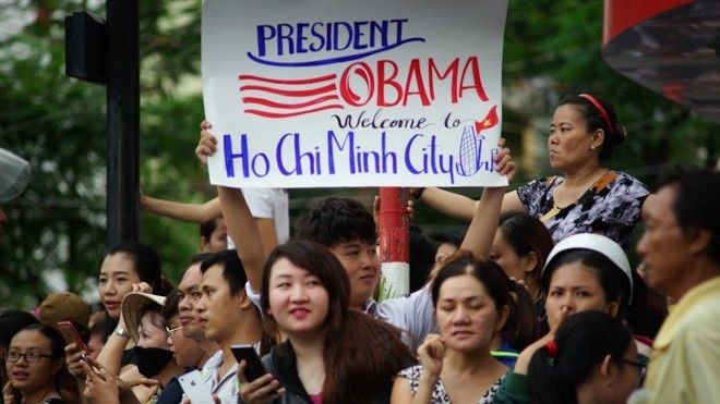 Người dân TP HCM chen kín đường đón chào ông Obama Ảnh 2