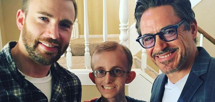 Robert Downey Jr. Chris Evans cùng nhau đi thăm fan Marvel bị bệnh bạch cầu Ảnh 2