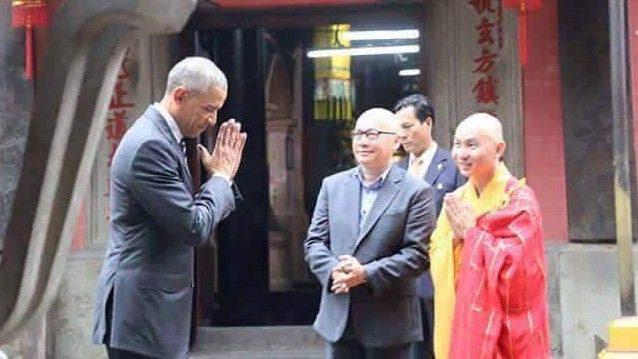 Cadillac One tiến thẳng vào chùa, Tổng thống Mỹ cúi chào đầy tôn kính Ảnh 2