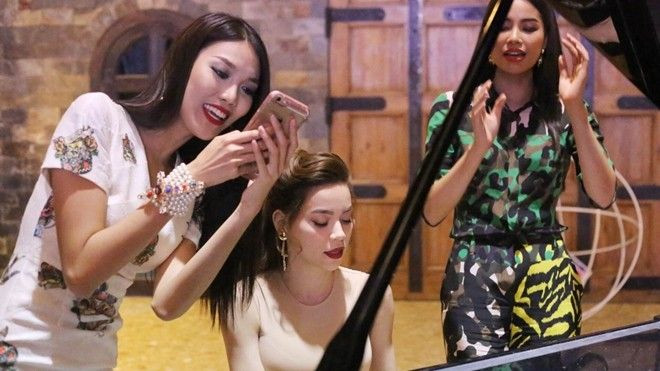 Hồ Ngọc Hà trổ tài piano cùng Phạm Hương, Lan Khuê cover siêu hit Sau tất cả! Ảnh 2