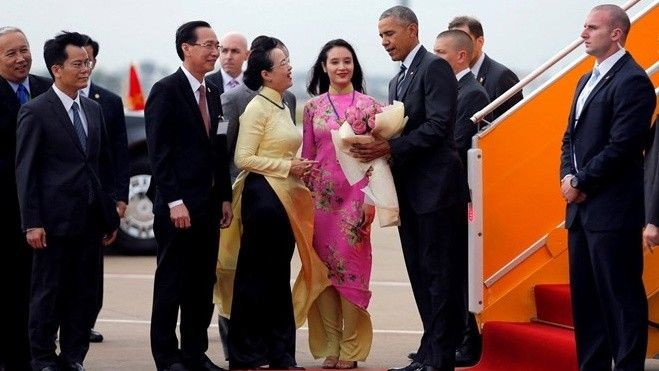 Cô gái xinh đẹp tặng hoa sen cho Tổng thống Obama tại Tân Sơn Nhất là ai? Ảnh 2