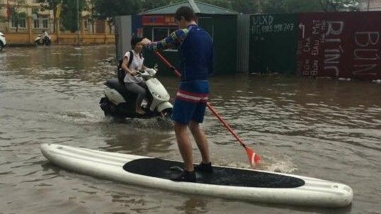 Hài hước dịch vụ 'thuyền ôm' của trai đẹp sau trận ngập nặng tại Hà Nội Ảnh 2