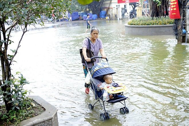 Lặn lội mưu sinh trong cảnh nước ngập ở Hà Nội Ảnh 2