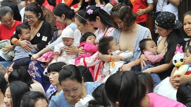 Trung Quốc: Hàng trăm mẹ bỉm sữa ra đường cho con bú tập thể Ảnh 2