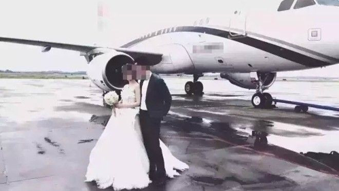 Máy bay rước dâu cũng chăng đèn kết hoa như xe hoa trên mặt đất Ảnh 2