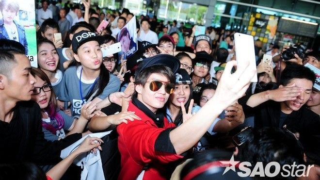 Vừa đến TP HCM, chàng Man trong 'Tình yêu không có lỗi' lập tức selfie cùng người hâm mộ Ảnh 2