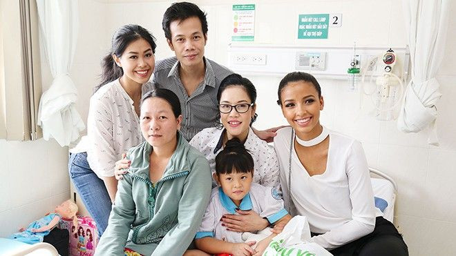 Thu Phương và Hoa hậu Pháp giản dị đi tặng tiền cho bênh nhân mổ tim Ảnh 2