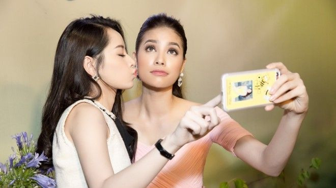 Phát sốt với nụ hôn ngọt ngào của Chi Pu dành cho Phạm Hương Ảnh 2