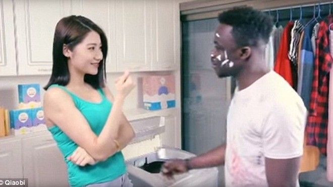Quảng cáo thuốc tẩy 'phân biệt chủng tộc' bị tố ăn cắp ý tưởng từ người Ý Ảnh 2