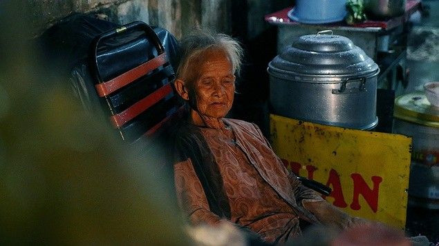 Cụ bà hàng chục năm ngủ ngoài đường, nhường nhà cho con cháu Ảnh 2