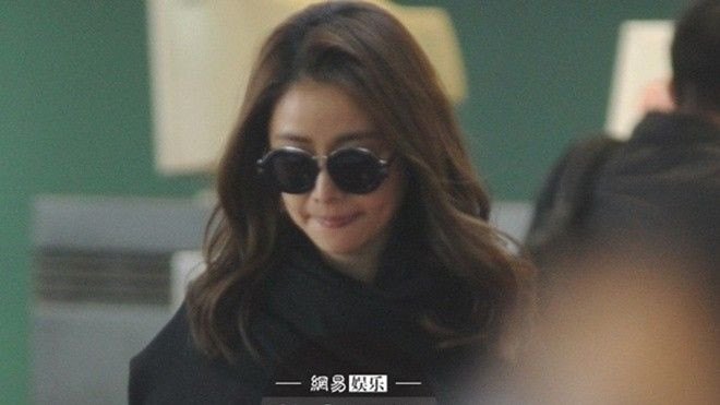 Lâm Tâm Như mặt mộc nhợt nhạt ở sân bay Ảnh 2