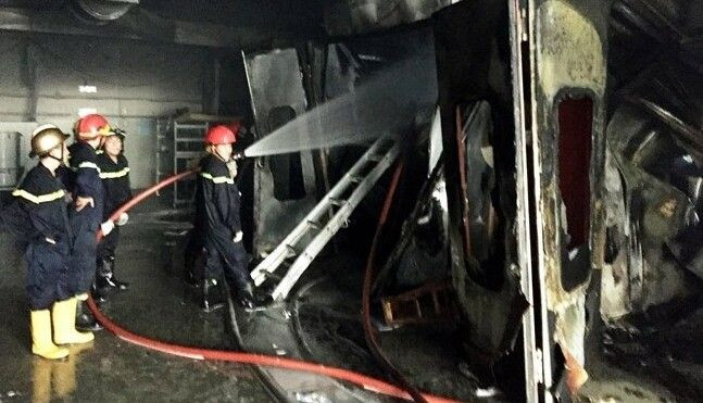 100 cảnh sát khẩn cấp chữa cháy xưởng sơn ôtô ở Sài Gòn Ảnh 2