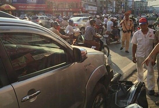 Ô tô 7 chỗ đè nghiến hàng loạt xe máy chờ đèn đỏ ở Hà Nội Ảnh 2