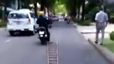 Clip khó đỡ: 'Người vận chuyển' thản nhiên kéo lê chiếc thang tre trên đường phố Sài Gòn Ảnh 2